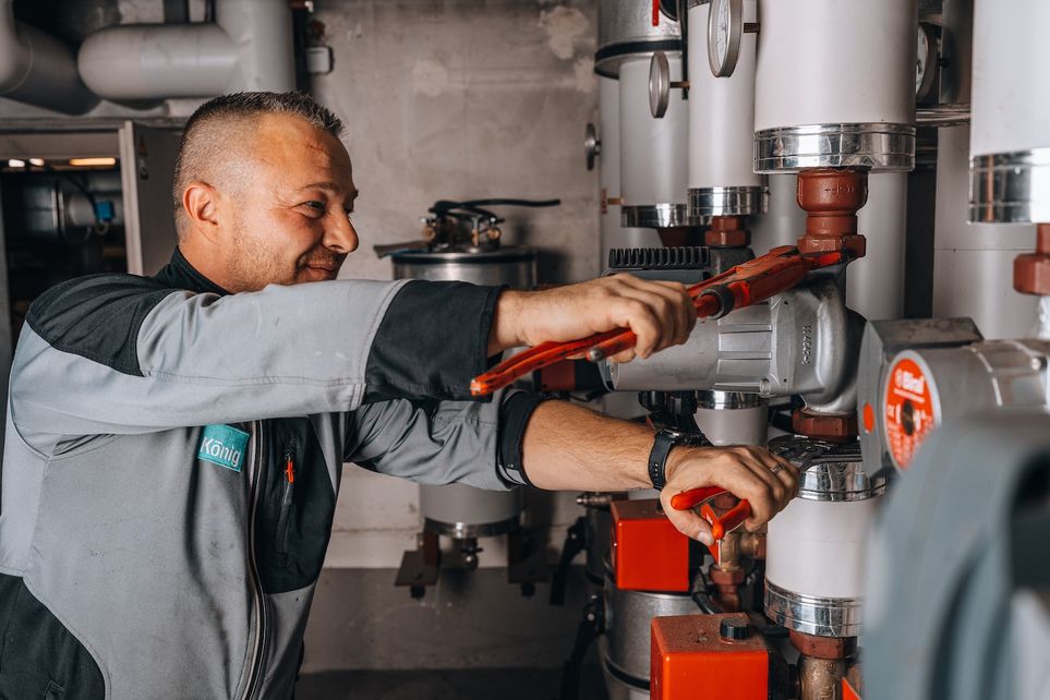 Servicetechniker Heizung König Haustechnik.jpg Servicetechniker Heizung König Haustechnik