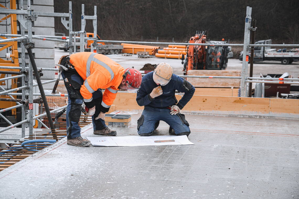 Zusammenarbeit mit dem Polier auf der Baustelle